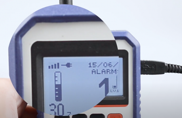 A 「plug」icon shows up on the LCD display to indicate the receiver is powered by power supply.